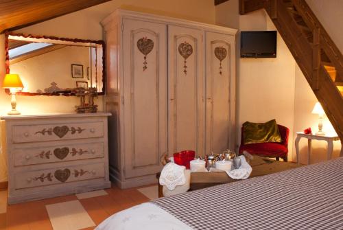a bedroom with a bed and a dresser and a mirror at Hotel Ristorante Il Principe in Claviere