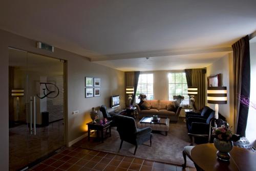 a living room with a couch and chairs at Hotel Edenpark in Brunssum