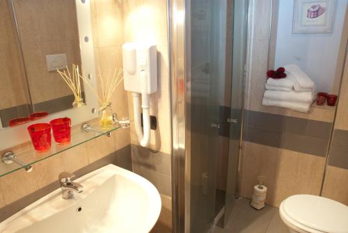 W łazience znajduje się prysznic, umywalka i toaleta. w obiekcie Hotel Ristorante Il Principe w mieście Claviere