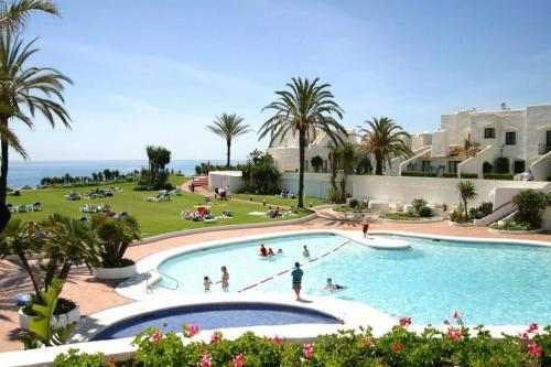 ein großer Pool mit Menschen in einem Resort in der Unterkunft Villacana 2106 in Estepona
