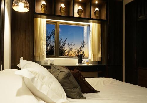 Una cama o camas en una habitación de A Hotel Decosuites