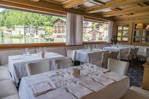 ห้องอาหารหรือที่รับประทานอาหารของ Sporthotel Europa Sul Lago