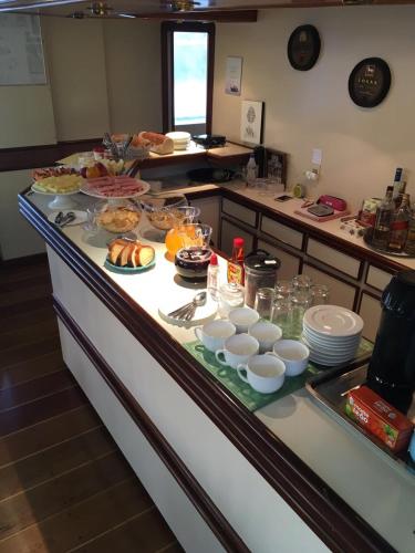 a buffet line with food on it in a kitchen at Tapri - Hotel Flutuante in Barra Bonita