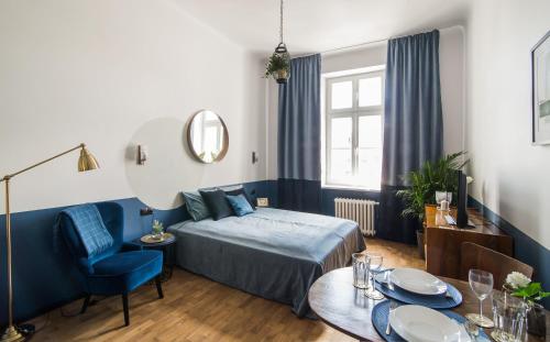 pokój hotelowy z łóżkiem, stołem i krzesłami w obiekcie Aparthotel Nowy Świat 28 w Warszawie