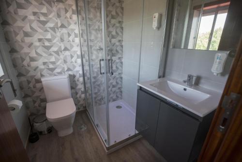 La salle de bains est pourvue d'une douche, de toilettes et d'un lavabo. dans l'établissement Alojamento Local do Arado, à Bragance