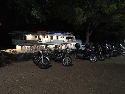 a group of motorcycles parked in front of a building at Tapri - Hotel Flutuante in Barra Bonita