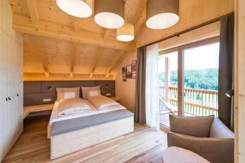 מיטה או מיטות בחדר ב-Mair am Graben Farm * Chalets