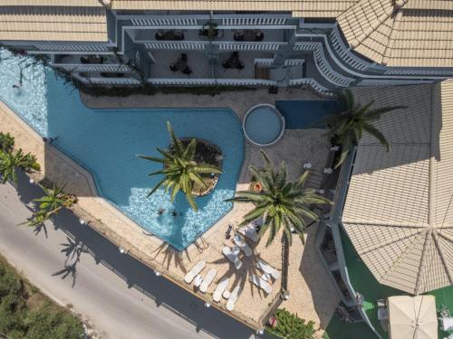 an overhead view of a swimming pool with palm trees at Zante Calinica Hotel in Tsilivi