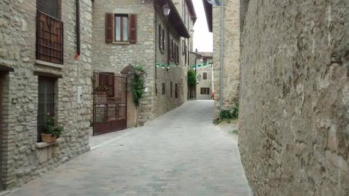 an empty alley in an old stone building at La Pomella in Ponte Nizza