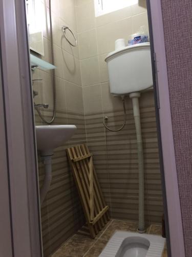 un baño con lavabo e inodoro en lukyhome, en Tiflis