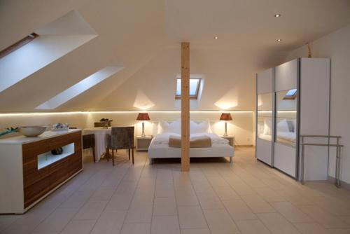 1 dormitorio con 1 cama y escritorio en una habitación en Fischerhaus, en Moosburg