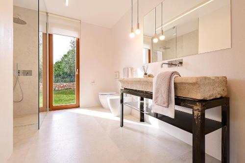 Casa Vari في روفينج: حمام مع حوض ومرحاض