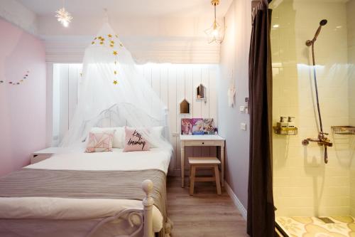 um pequeno quarto com uma cama e um chuveiro em A.R.T. em Kaohsiung