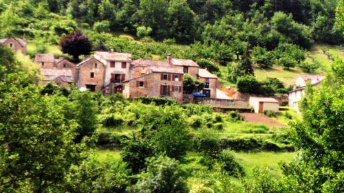 un grupo de casas en la cima de una colina en Gite Du Tourdre, en La Cresse