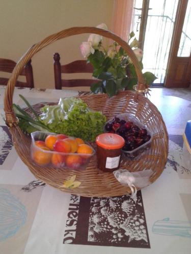 La CresseにあるGite Du Tourdreの果物・野菜のバスケット