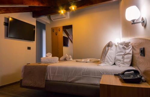 Un pat sau paturi într-o cameră la Hotel Pandora Residence