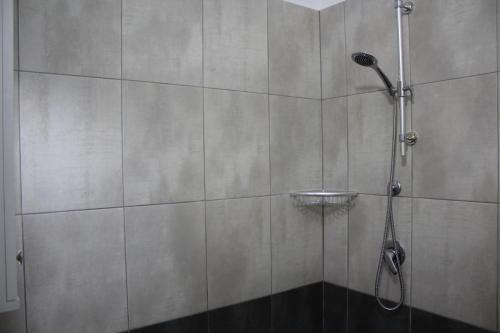 eine Duschkabine mit Duschkopf im Bad in der Unterkunft Hotel Eduard in Shëngjin