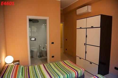 カリアリにあるB&B CIVICO N.21のベッドルーム1室(ベッド1台、バスルーム付)