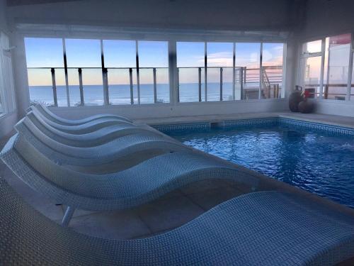 una piscina con vistas al océano en Club de Mar Terrazas Cayastá en 