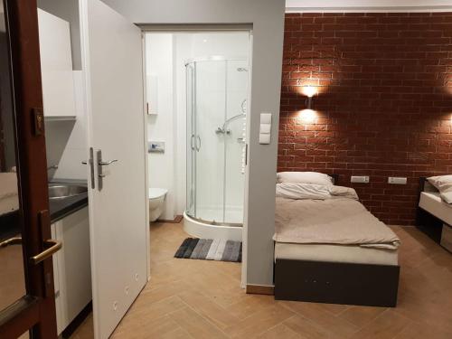 Кровать или кровати в номере Apartamenty Bednarska 2a