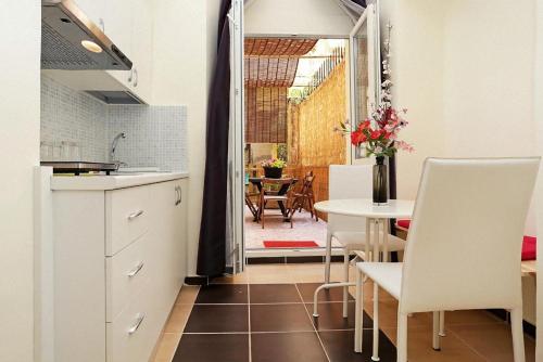 Una cocina y un comedor con mesa y sillas. en Locanda al Viminale, en Roma