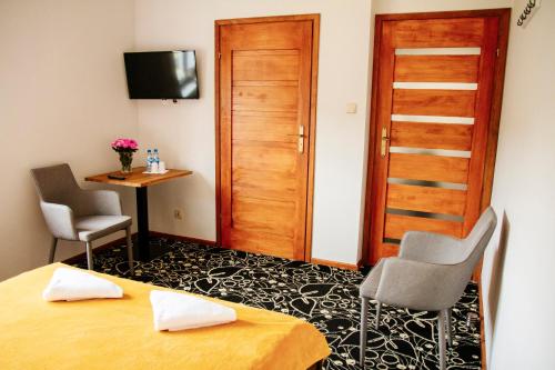 TV a/nebo společenská místnost v ubytování Pensjonat Poranna Rosa