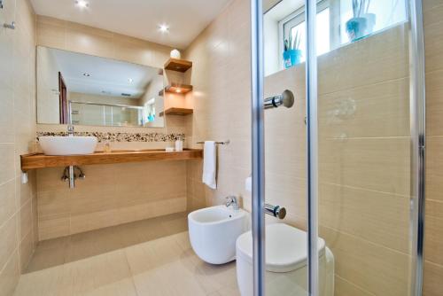 A bathroom at Magnificent Seafront 2-bedroom Sliema penthouse