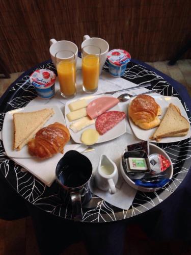 una mesa con una bandeja de alimentos y bebidas para el desayuno en Locanda al Viminale, en Roma