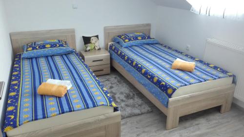 Tempat tidur dalam kamar di Apartman DIVA