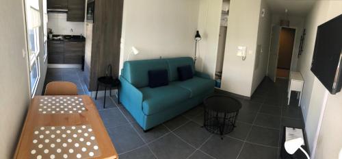 サン・マロにあるL'Annexe Quai Sudのリビングルーム(青いソファ、テーブル付)