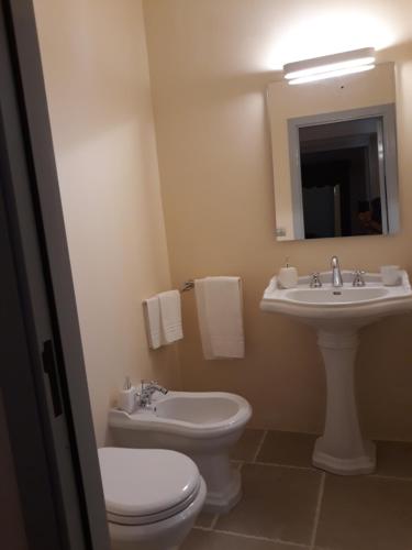 a bathroom with a toilet and a sink at Masseria Celentano Relais & Agriturismo in San Severo