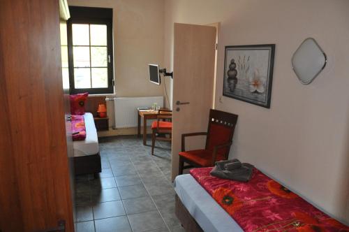 Una cama o camas en una habitación de Hotel Ratskeller