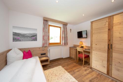 Ένα ή περισσότερα κρεβάτια σε δωμάτιο στο Pension Alpenrose