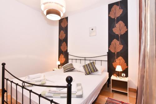 1 dormitorio con 1 cama con pared negra y naranja en Apartments Kostijal en Zadar