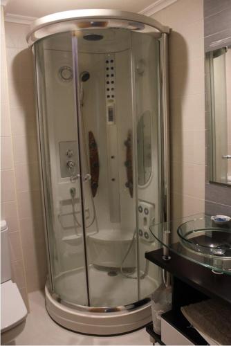 a shower in a bathroom with a glass table at Mi piso en la ría in Barreiros