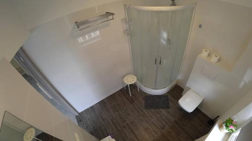 an overhead view of a bathroom with a shower at Apartamenty Kozienice in Kozienice