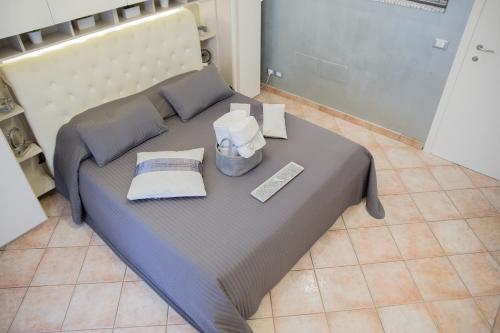 a bed with two towels and a box of towels on it at Villa Erasi in Fiumicino