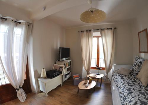 シストロンにあるLa petite maisonのソファとテーブルのあるリビングルーム