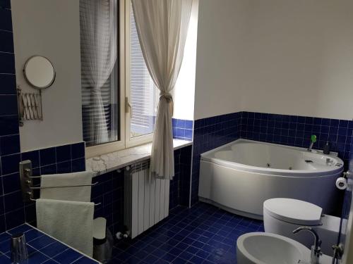 een badkamer met een bad, een toilet en een wastafel bij Tenuta Le Fornacelle in Torre del Greco
