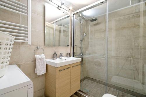 Ένα μπάνιο στο Caryatis Apartment