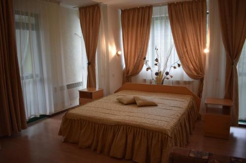 - une chambre avec un lit et 2 oreillers dans l'établissement Guest Rooms Waterfall, à Smolyan