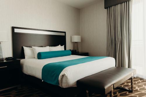 Habitación de hotel con cama grande y ventana en Gold Country Casino Resort, en Oroville