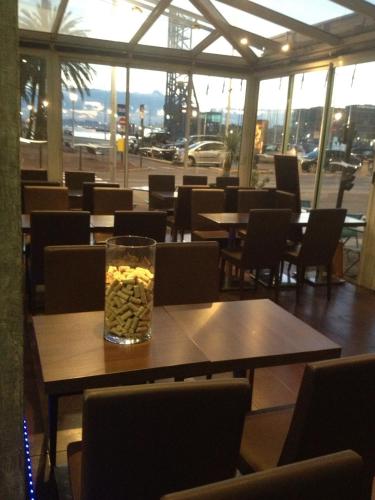 un pot en verre d'arachides assis sur une table dans un restaurant dans l'établissement Hotel Restaurant La Frégate, à La Seyne-sur-Mer
