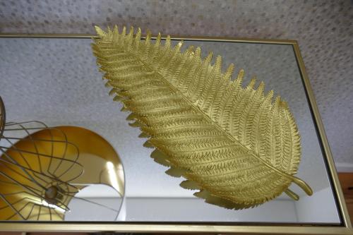 a bronze feather on a glass plate with a basketball at Guest House Eça - Centro Histórico Leiria in Leiria
