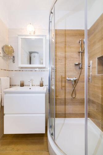 a bathroom with a shower and a sink at Long Island Olive Apartment in Sali