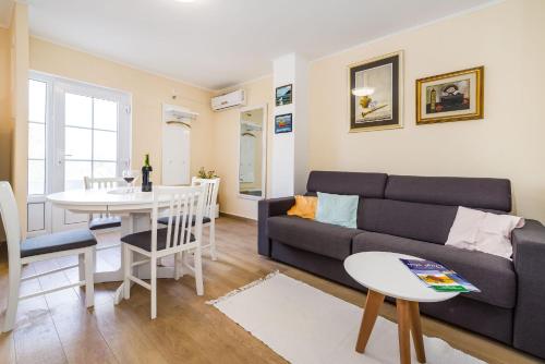 ein Wohnzimmer mit einem Sofa und einem Tisch in der Unterkunft Long Island Olive Apartment in Sali