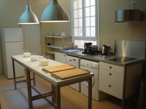 - une cuisine avec une table et des tasses dans l'établissement L'Appart 6, à Aix-en-Provence