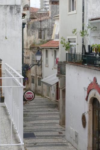 an alley with buildings and a sign on a building at Guest House Eça - Centro Histórico Leiria in Leiria