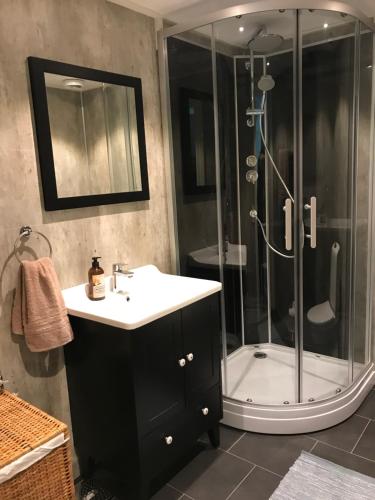 Et badeværelse på Apartments in Svarte