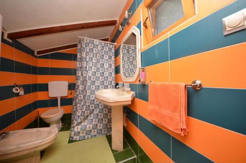 a colorful bathroom with a sink and a toilet at Villa Una Dvoslap in Bihać